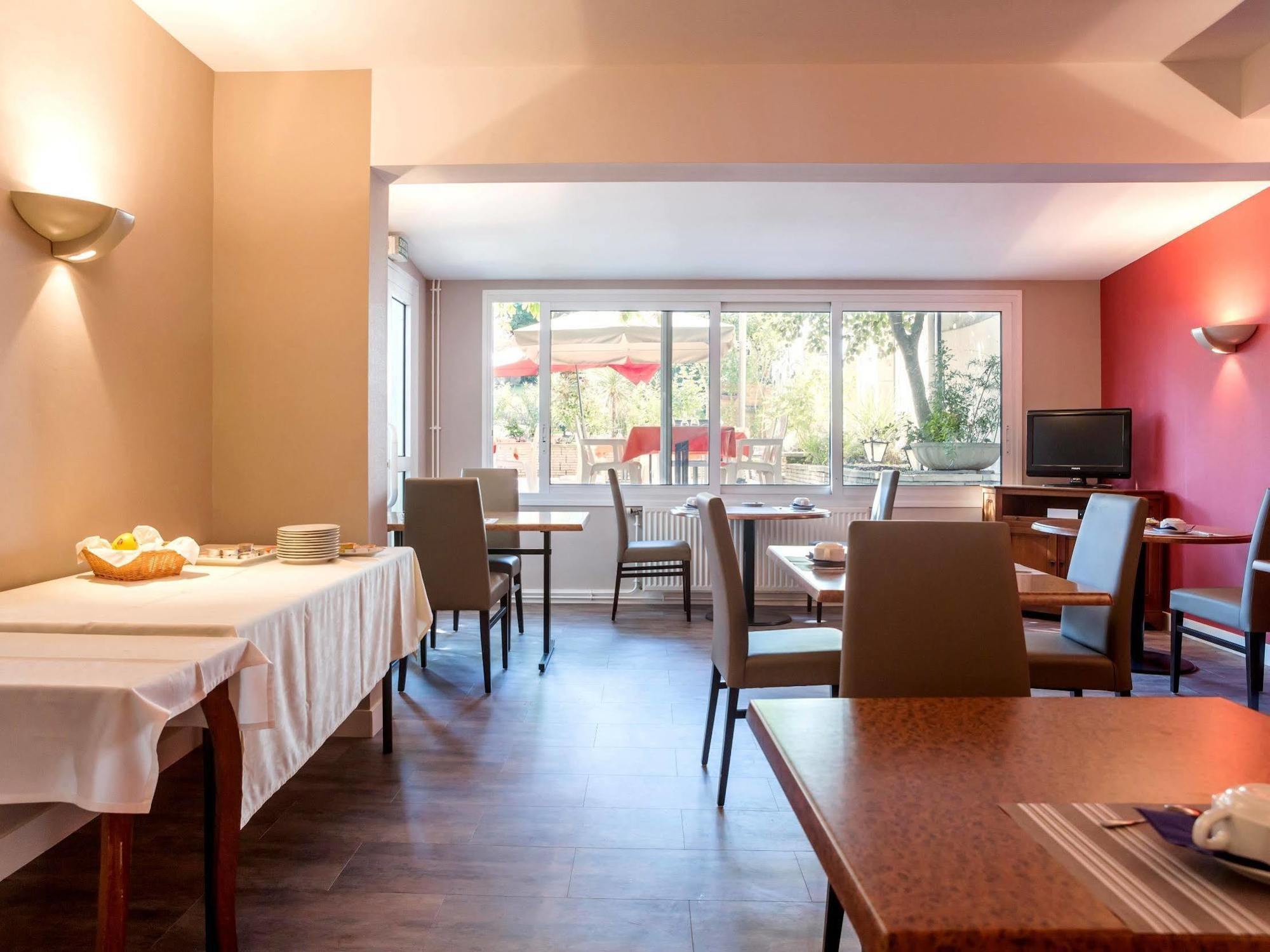 Hôtel Restaurant La Boule d'Or Barbezieux-Saint-Hilaire Exterior foto