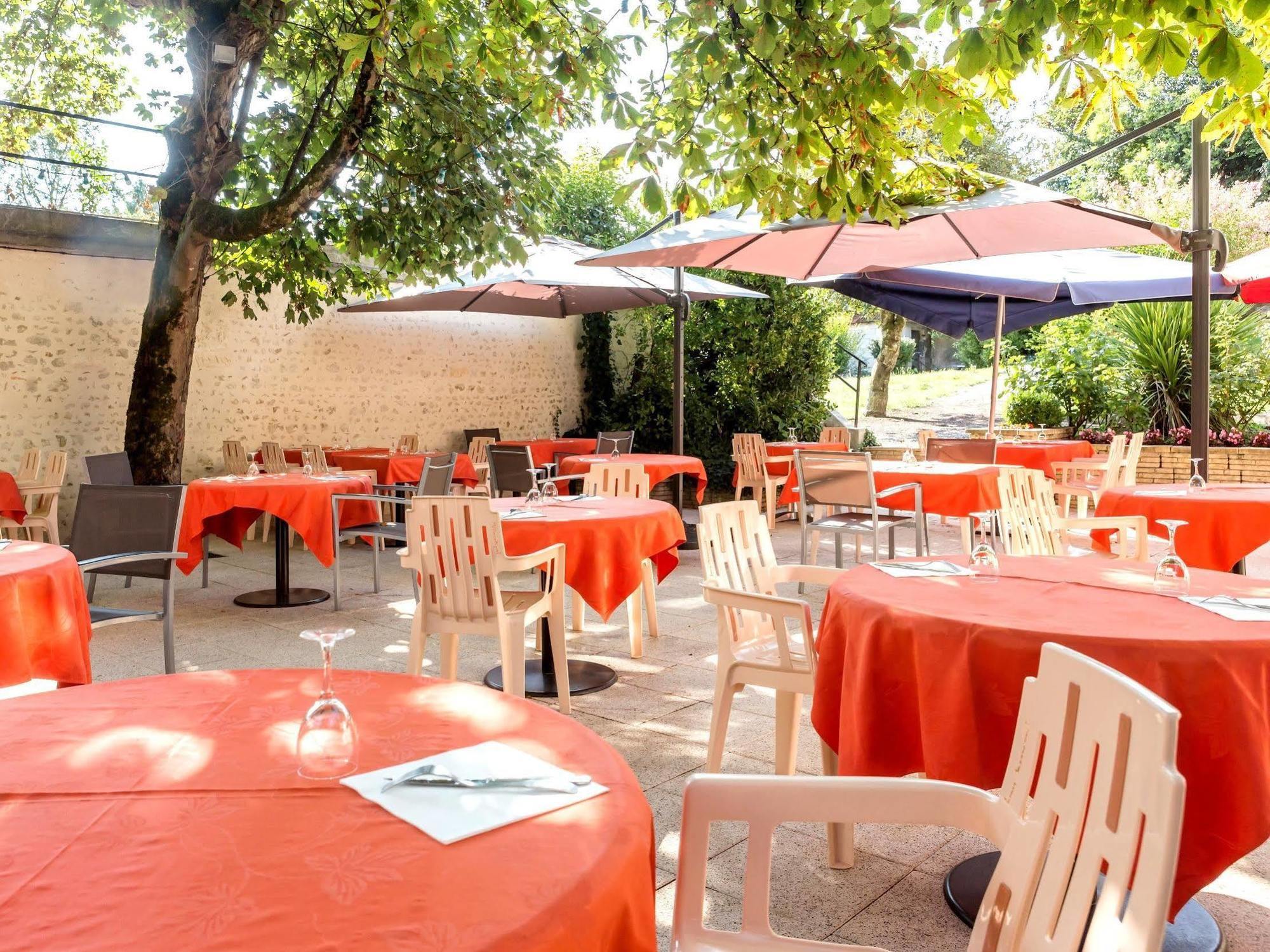 Hôtel Restaurant La Boule d'Or Barbezieux-Saint-Hilaire Exterior foto