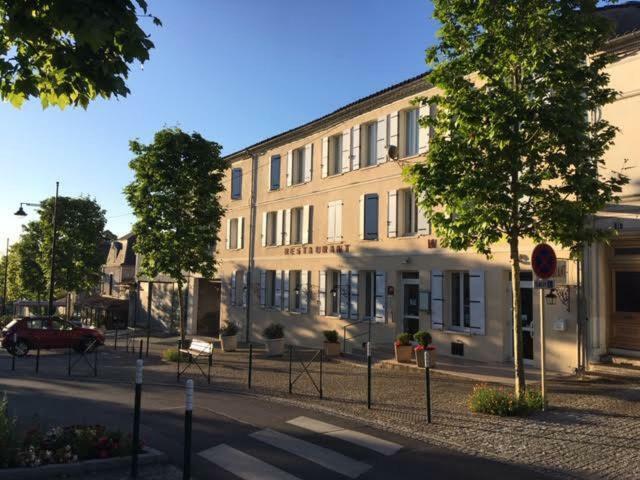 Hôtel Restaurant La Boule d'Or Barbezieux-Saint-Hilaire Exterior foto